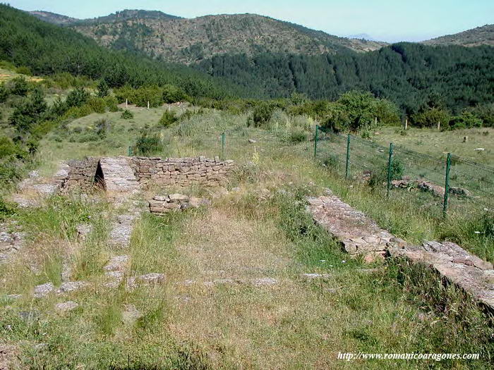 ESTRUCTURAS DEL YACIMIENTO HACIA PONIENTE
